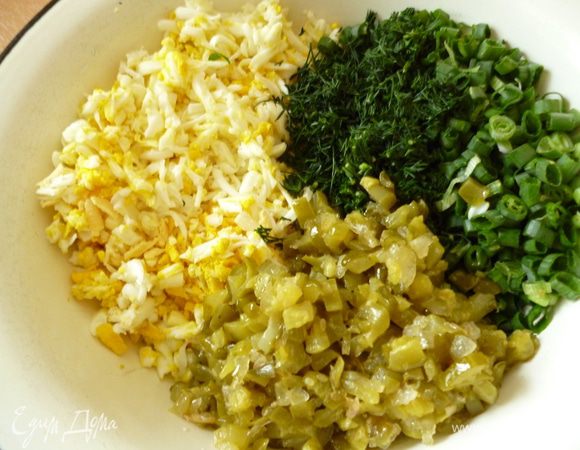 Вареные яйца натереть на крупной терке,добавить мелко нарезанную зелень лука и укропа,обжаренные огурцы и хорошо перемешать.