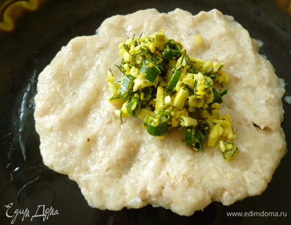 Достаем фарш из холодильника и начинаем формовать зразы:руки смачиваем холодной водой,берем кусок фарша величиной с крупное куриное яйцо,слегка отбиваем на ладошке.Затем делаем из него лепешку,выкладываем на середину фарш.