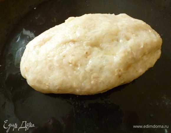 Формуем вот такую зразу-пирожок.И так же поступаем с остальным фаршем.Не забываем все время смачивать руки водой.Благодаря этому фарш не прилипает к рукам и во время жарки не будет прилипать к сковородке.