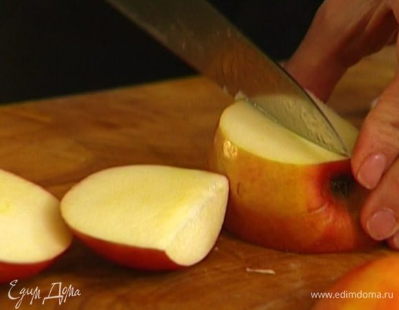 Яблоко, удалив сердцевину, порезать на кусочки. 