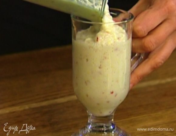 Стебли сельдерея крупно нарезать. 