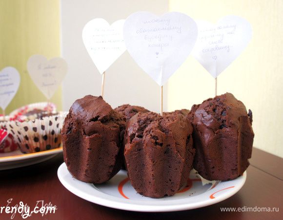 Заливаем тесто в формы (металлические предварительно смазываем маслом и присыпаем мукой, либо используем бумажные формочки; а силиконовые формы как у меня в смазке не нуждаются) и ставим наши маффины в разогретую до 205С духовку. В течение 15 минут они будут подниматься и "трескаться" - это хороший знак. Проверяем их зубочисткой, и как только на ней не останется следов, достаем, остужаем и вуаля!  
Маленький совет - если вы хотите получить более твердую и даже хрусткую корочку - перед выпечкой немного посыпьте шапочку маффина крупным сахаром.
В заключение скажу, что особенный кайф для меня - когда начинка изобилует целыми кусочками шоколада и орехов... м-м-м... Как видите, я все таки не устояла :)