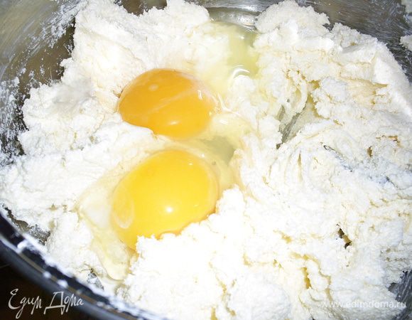 Добавить яйца, все тщательно перемешать.