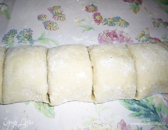 Каждый рулет разрезать на порции длинной 6-7 см. Выпекаем рулетики при температуре 210-240 градусов около 12-15 минут. У меня на выпечку ушло минут 20.