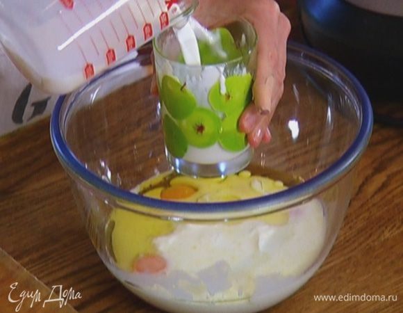 Соединить желтки, простоквашу, растительное масло, молоко, посолить и взбить миксером.