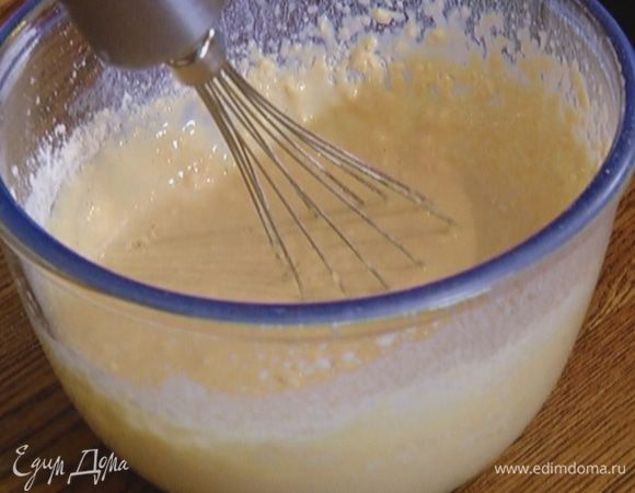 Добавить разрыхлитель, муку и 2 ст. ложки меда и продолжать взбивать до получения однородной массы.
