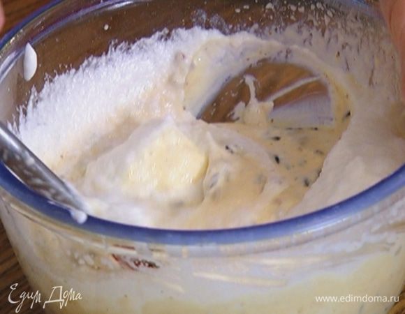 Белки взбить в пену и ввести в тесто.