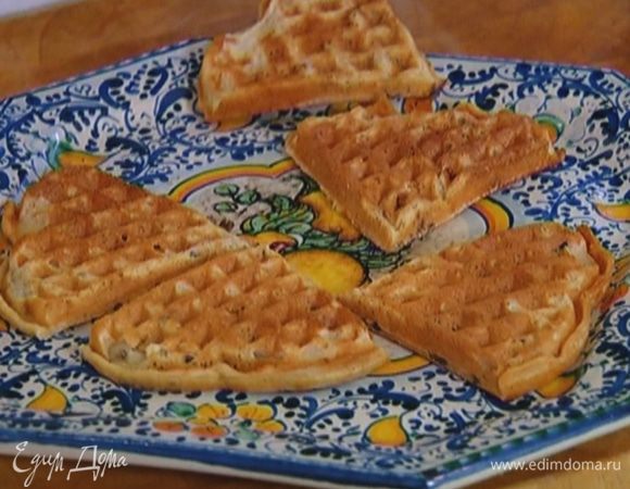 Разогреть вафельницу и испечь вафли.