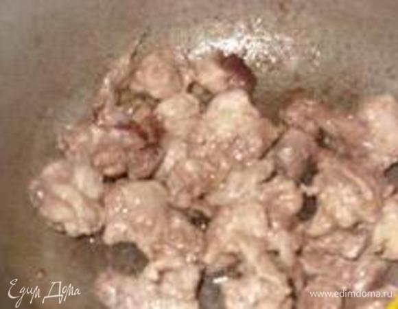 Курицу, (или если Вам по вкусу то можно баранину), нарезаю кубиками примерно по 1-2 см.

Обжариваю без масла в сильно разогретом чугунном казане.