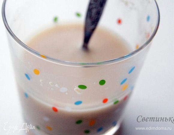 Процесс начинаем с активация дрожжей. Соединяем их с сахаром и еле теплой водичкой. Ждем "возрождения" к жизни в виде пенной шапочки.