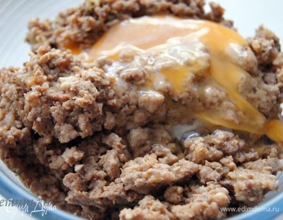 Сами тем часом готовим фарш - жарим, солим, перчим и остужаем. В остывший добавляем сырое яйцо. Мясная начинка готова, к гадалке не ходи!