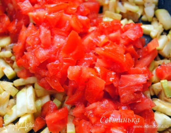 Теперь овощная составляющая - лук, чеснок, цуккини, помидоры шинкуем и обжариваем. тестируем на соль, перец, специи и остужаем.