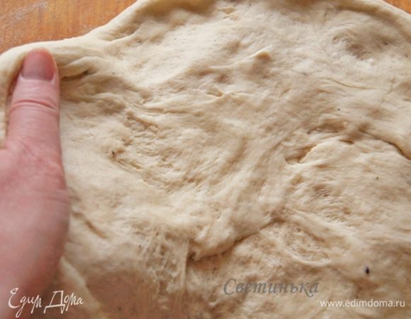 Возвращаемся к тесту. Все как в лучших пиццериях Италии :). Тесто растягиваем ручками, никаких скалок, ни-ни! Оно прекрасно тянется во все стороны. Формируйте традиционный круг.
