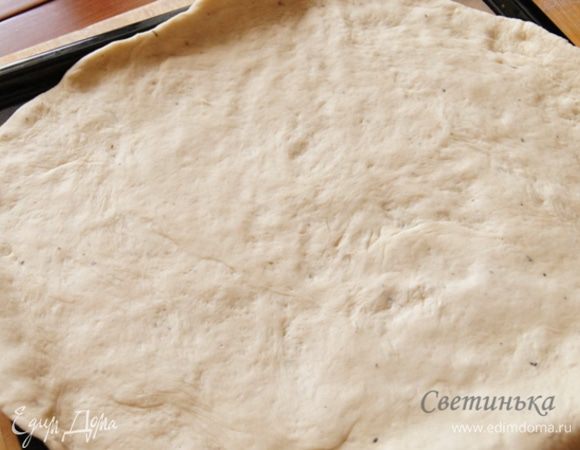 Растянули и сразу ее на противень пристраивайте, потому как потом ее перенести будет проблематично. Вообще из такого количества можно 2 пиццы сделать, но вечная временная проблемка не дает полностью погрузиться в творческий процесс.