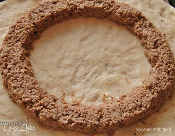 Ну вот и "отсебятинка" пошла. Формируем мясной круг из фарша.