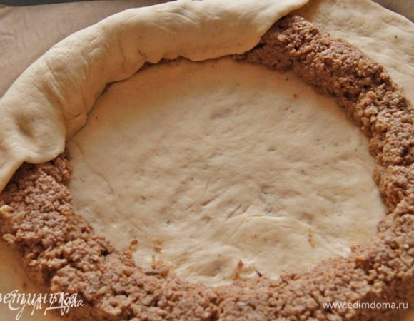 И заворачиваем края теста внутрь, прячем мясную начинку.