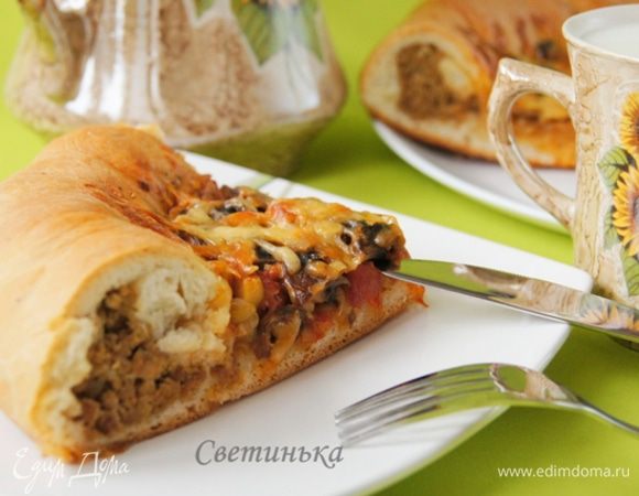 Собственно говоря, можно наслаждаться. Начинка получается очень сочной и насыщенной. А мясное колечко спасает мужчин от голодной смерти. Потому как моих мужиков одними овощами точно не накормить! Хотя они мяско ели вприкуску с овощами и нахва-а-аливали... Приятного аппетита Вам и вашим близким! Готовьте вкусно и со вкусом!