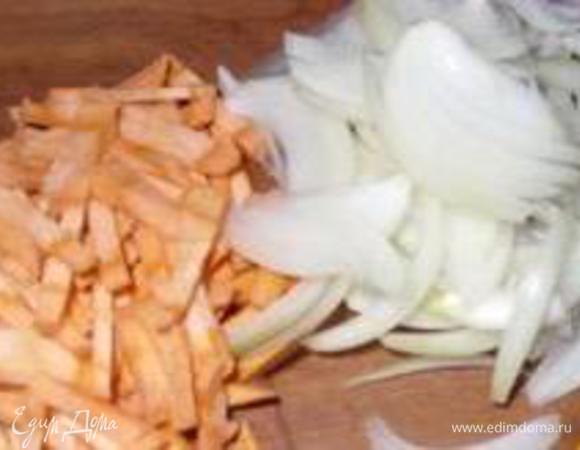  Затем туда добавляю порезанный репчатый лук, через пару минут кубики моркови.