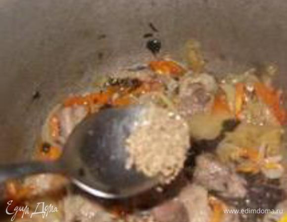 Затем добавляю оливковое масло, молотую "Зиру" (специя). Обжаривается еще.


