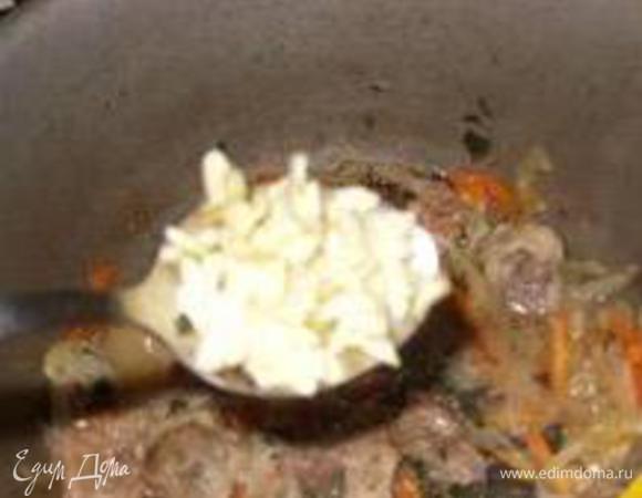 Следом кладу кубики болгарского перца и баклажана, натертый на терке томат (4-5 шт). Можно добавить кубики картофеля - вкус от этого не испортится. 

Солю, добавляю специи (перец, базилик, лавровый лист и т.д.), и обязательно 3-4 дольки чеснока. Перемешиваю и через пару минуток заливаю водой почти до верха казана (все же лагман - и первое и второе блюдо одновременно). 