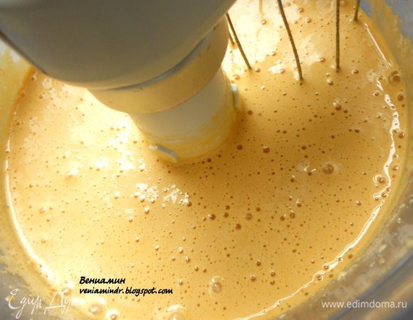 Желтки соединить с сахаром и растереть с помощью миксера пару минут.