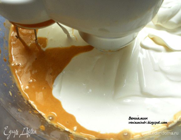 Влить сливки и молоко, размешать еще немного, буквально до смешения ингредиентов.
