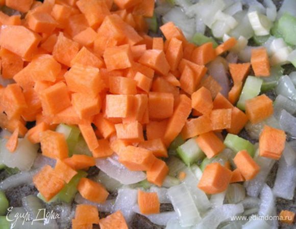 затем морковь, обжаривать 4-5 минут,

