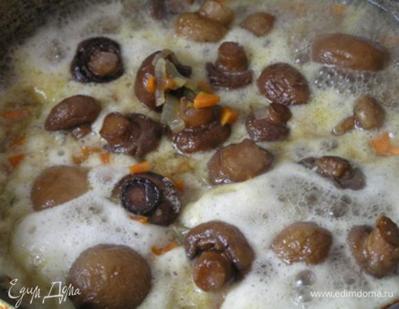 затем влить вино, довести до кипения, готовить на сильном огне, пока не выпарится спирт.

