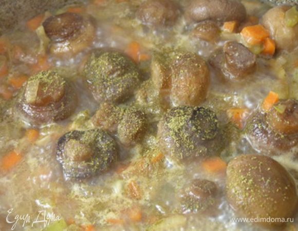 Посолить, поперчить, всыпать лавровый лист (если нет, можно добавить листовой), тушить до готовности.
