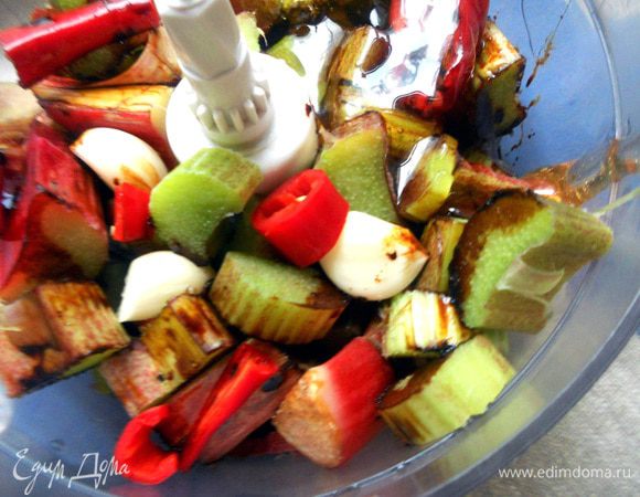 Все ингредиенты, кроме свинины, сложить в блендер и пробить до состояния пасты. 