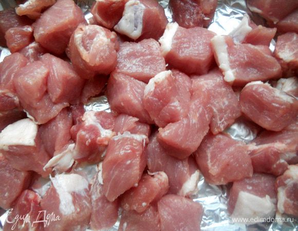 Свинину промыть, обсушить и нарезать на небольшие кусочки. 