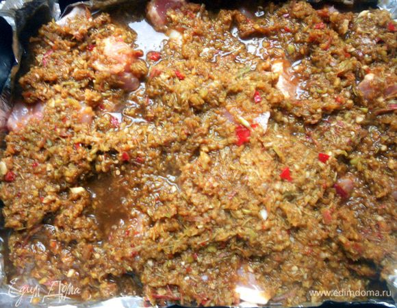 Выложить мясо в жаропрочную форму, поверх распределить пасту. Долить немного (~250+- воды). Накрыть крышкой/фольгой и поставить в духовку, разогретую до 180С, на 1,5 часа. В процессе мясо можно пару раз перевернуть, поближе насладиться потрясающими ароматами:)Готовое мясо (без соуса) можно обжарить в сковороде, с добавлением масла, до появления желаемой корочки, впрочем, это необязательный шаг. Подавать можно, например, с пшеничной лапшой - отлично сочетание! 