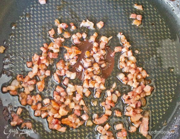  В сковороду положить слив. масло и бекон. Поджарить до золотистой корочки.
 
