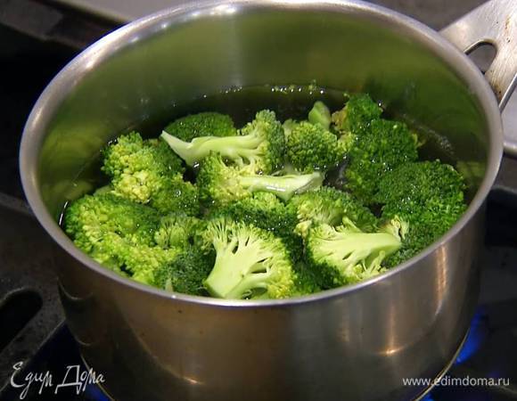 Влить в кастрюлю литр воды, довести до кипения, добавить брокколи, накрыть крышкой и варить, пока капуста не станет мягкой. Главное — не переварить, нельзя, чтобы соцветия расползлись в воде!
