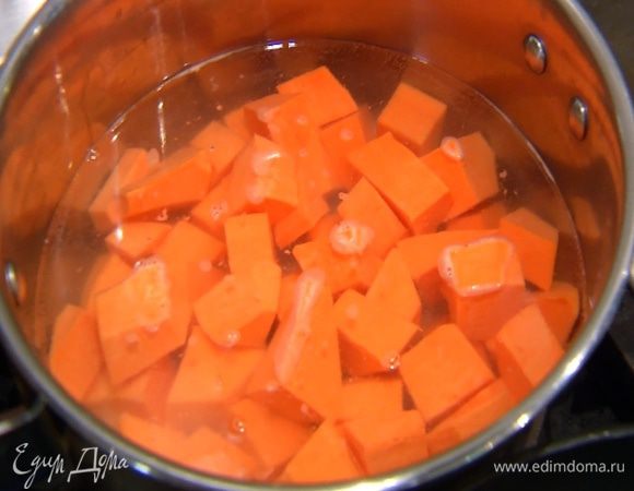 Вскипятить 250 мл воды, добавить кусочки батата, снова довести до кипения и сразу же выключить огонь. Остудить до комнатной температуры.