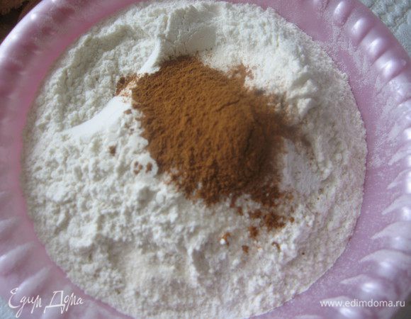 смешать муку, разрыхлитель и корицу 