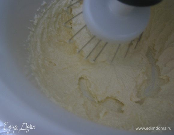 размягченное масло взбивать с сахаром до кремообразного состояния. Это 3-4 минуты
