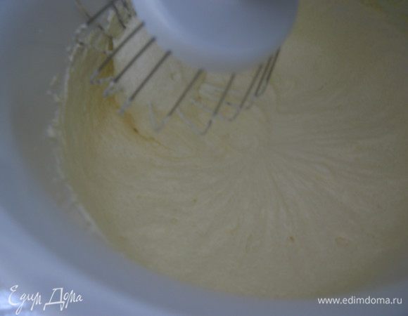 Добавить яйцо и взбивать еще 1 минуту