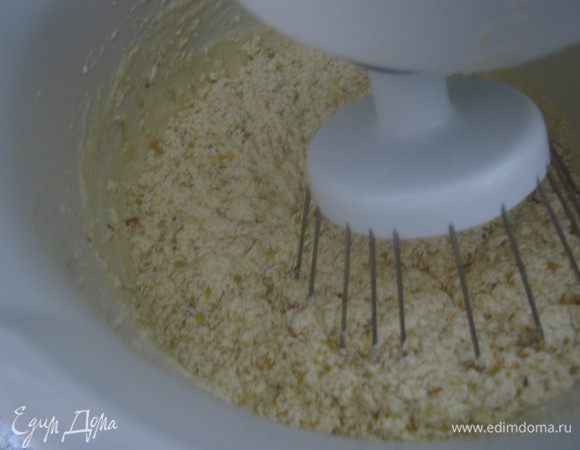 Снизить обороты миксера, добавить бананы