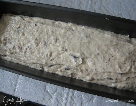 Дно формы смазать маслом и выстелить бумагой. Совет: лучше печь не в силиконовой форме. Выложить тесто. 