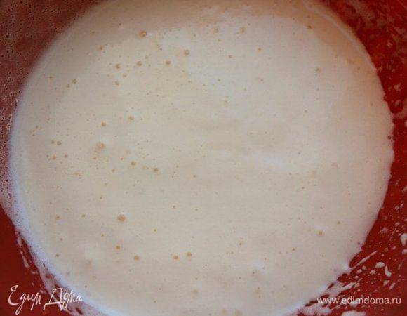 Бисквит:  яйца взбить с  сахара, поставив емкость с яйцами на кастрюлю с горячей водой ( посуда с яйцами не должна касаться воды) до увеличения в объеме в 3-4 раза.