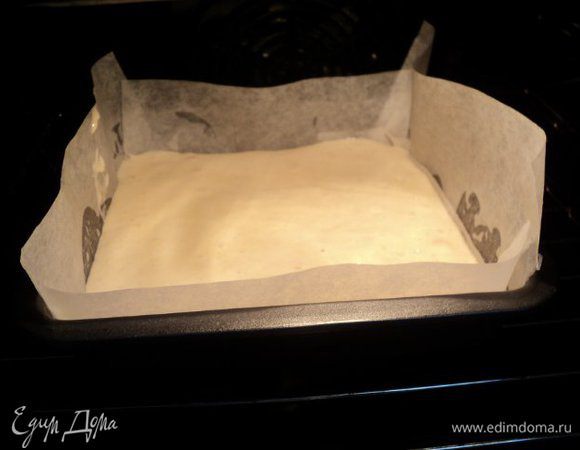Снять яичную смесь с водяной бани и осторожно добавить смесь муки с разрыхлителем, осторожно  перемешать до однородной массы. Дно и бока формы для выпечки ( 20х20см) застелить бумагой для выпечки, смазать маслом, вылить тесто, покрутить форму по часовой стрелке. Выпекать при температуре 180 градусов 15-20мин.                                                                                                                                     