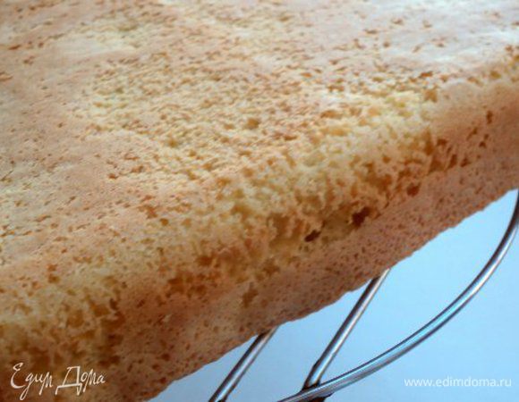 Охладить, перевернув бисквит на решетку.   