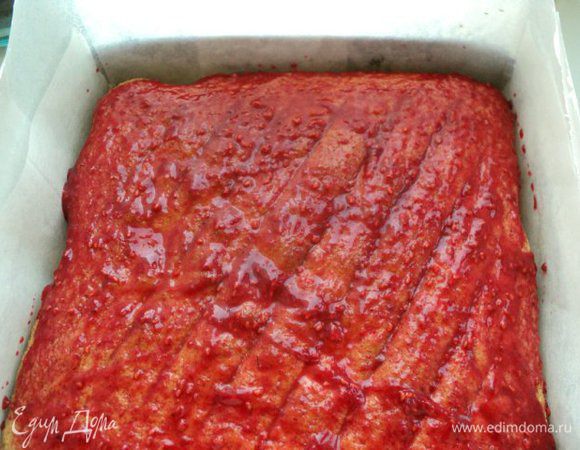 Бисквитный корж положить в форму, застеленную бумагой для выпечки, и смазать ягодным пюре ( измельченные в блендере  любые ягоды с сахаром).