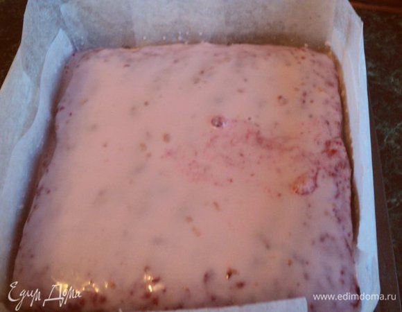 Залить  бисквит  1/3 части йогурта с желатином, поставить в морозилку на 20 мин для застывания. Затем вылить остальной йогурт и поставить в холодильник на 2 часа.