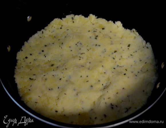 Разогреем сковороду на средне-высоком огне,добавим слив.масло или маргарин.Выложим наш картофель по всей поверхности сковороды и жарим осторожно переворачивая на др.сторону .