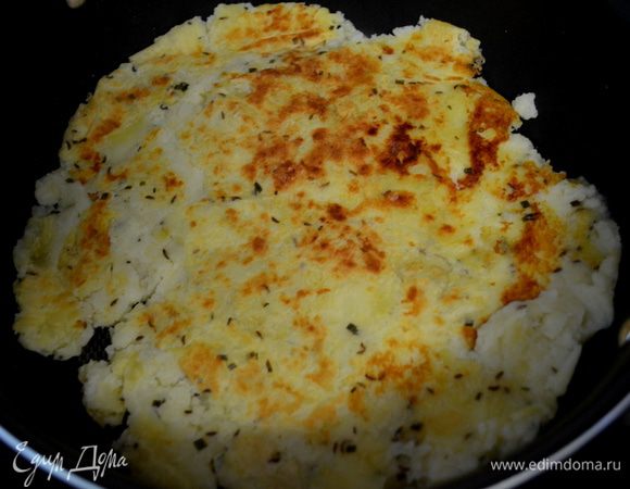 Помогаем лопаткой так чтоб наш картофель не разлетелся по кусочкам.Он должен выглядеть как блин.