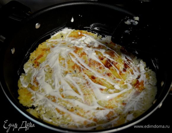 Смажем поверхность картофеля нежирными сливками, если нет, то сметаной. И жарим до готовности двух сторон примерно еще 7 мин.