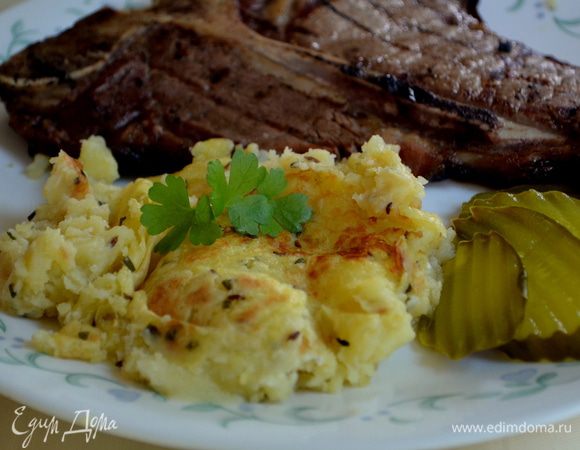 Разрезаем порционно и подаем к столу, либо можно выложить одним кругом на общую тарелку с зелен.листьями салата.