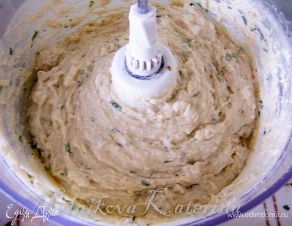 Муку смешать с солью, горчицей. Затем добавить молоко с дрожжами и оставшееся теплое молоко. 